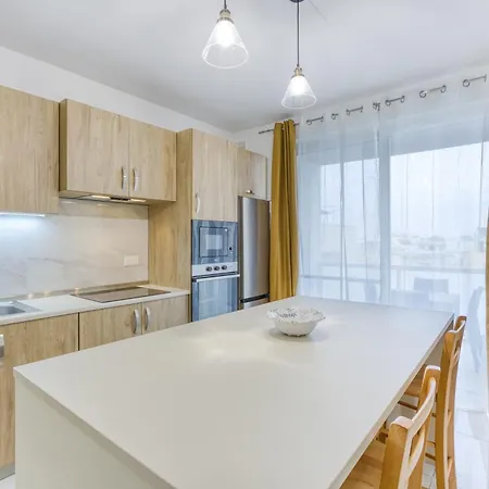 Lägenhet Cosy 3br With Balcony & Sofa Bed In By 360 Estates *